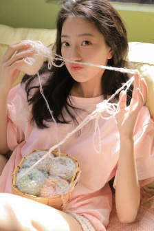 美女把胸全部露出